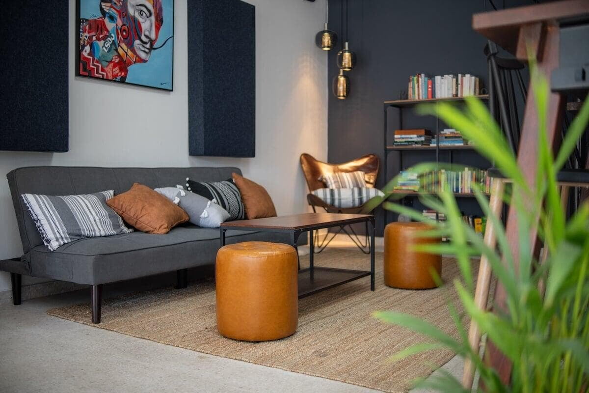 MINDZ communal area with lounge